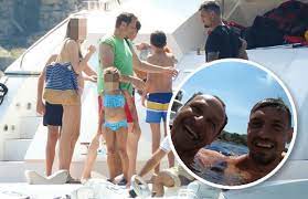 Profile page for croatia football player dejan lovren (defender). Dejan Lovren Urlaubt Mit Bosnischem Schauspieler Enis Beslagic Video Fotos Kosmo
