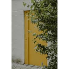 Een achterkant dat wat voorkant wordt, maar ook nog steeds blij is  achterkant te zijn. . De tuinmuur lijkt op een huisje omdat het ook een  huisje is. Het was als een