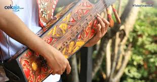 Beberapa diantaranya adalah garantung (gong), ialah alat musik yang terbuat dari bahan logam, dan gandang (drum) ini adalah alat musik untuk menemani tarian dan lagu yang dinyanyikan. 12 Kesenian Tradisional Kalimantan Tengah Terlengkap