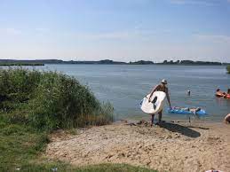 Prachtvolle, weiße villen im stile der typischen bäderarchitektur, kilometerlange sandstrände und schier endlose radwege, die sich durch die landschaft schlängeln: Sup Spot Badestelle Dewichow Supscout