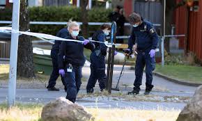 Polisen fördes till sjukhus med allvarliga skador men hans liv gick inte att rädda. Lwf0col06 Nkm