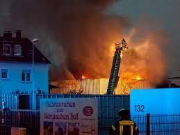 Es entwickelte sich ein brand im tanklager, dessen rauchwolken bereits von ferne zu sehen sind. Feuer In Lagerhalle Dunkle Rauchwolken Uber Hitdorf