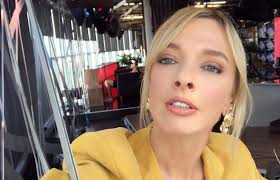 Однако беременная звезда призналась, что у ее первенца есть папа, и он. Vasilisa Frolova Beremenna 42 Letnyaya Vedushaya Zhdet Pervenca Foto