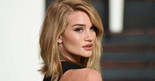 En version longue elle prend un sacre coup de modernite. Carre Long Modeles De Coupes Carres Longs Marie Claire