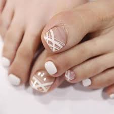 La imagen muestra un diseño de uñas decoradas para pies que quieren lucir divertidos y elegantes a la vez. Unas Decoradas Pies Y Manos Elegantes
