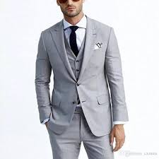 Für diesen einmaligen tag, braucht der bräutigam auch. Grosshandel New Brautigam Smoking Grau Manner Anzuge Fur Hochzeit Anzug Spitzen Revers 3 Stuck Jacke Hosen Weste Bester Mann Blazer Groomsmen Wear Von Cxmen 72 98 Auf De Dhgate Com Dhgate