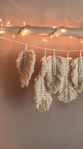 Einfaches Diy Mit Anleitung Makramee Federn Girlande Oder Wandhanger Selbst Machen Furs Schlafz In 2020 Makramee Anleitung Einfach Makramee Selber Machen Einfache Diy