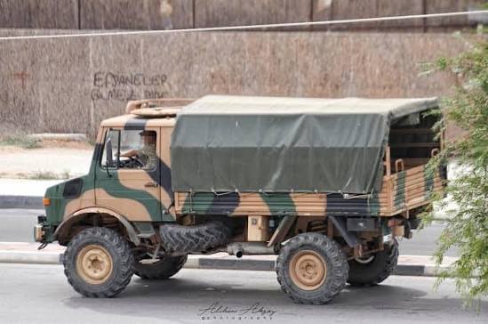 Mercedes Unimog 4x4 askeri kamyon. Alman Mercedes �retimi Unimog ilk ba�ta trakt�r olarak tasarlanm��, sonradan sivil ve askeri pazar�n kullan�m�na a��lm��t�r. TSK'da 4000 ve 5000 serisi olarak 2 �e�itten yakla��k 5500 adet