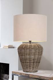 Tischlampe Mit Lampenschirm Rattan Lampenfuss Tischlampe Tischlampen Lampe Mobel Landhausstil