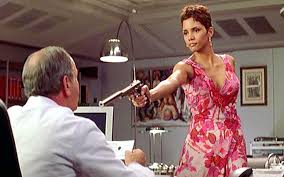 Resultat d'imatges de halle berry mata a simon andreu
