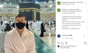 تفصلنا سبعة أيام عن الموعد المنتظر، حيث تشهد حلبة النزال في جزيرة ياس العودة المرتقبة للمصارع العالمي حبيب نور محمدوف إلى الحلبة للمرة الأولى منذ فوزه على داستن بيوريه في بطولة يو إف سي 242 في أبوظبي في سبتمبر (أيلول) 2019. Ø­Ø¨ÙŠØ¨ Ù†ÙˆØ±Ù…Ø­Ù…Ø¯ÙˆÙ ÙŠÙ‡Ù†Ø¦ Ø§Ù„Ø¹Ø§Ù„Ù… Ø§Ù„Ø¥Ø³Ù„Ø§Ù…ÙŠ Ø¨Ø¹ÙŠØ¯ Ø§Ù„ÙØ·Ø± Ø¨ØµÙˆØ±Ø© Ù…Ù† Ø£Ù…Ø§Ù… Ø§Ù„ÙƒØ¹Ø¨Ø© ØµØ¯ÙŠ Ø§Ù„Ø¹Ø§Ù„Ù…