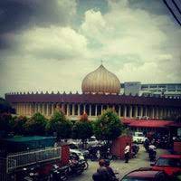 Masjid ini dinamakan masjid tun abdul aziz sebagai penghargaan kepada allahyarham tun abdul aziz, seorang tokoh dan anak watan selangor yang telah banyak berjasa kepada negeri selangor dan negara. Masjid Tun Abdul Aziz Masjid Bulat Petaling Jaya Selangor