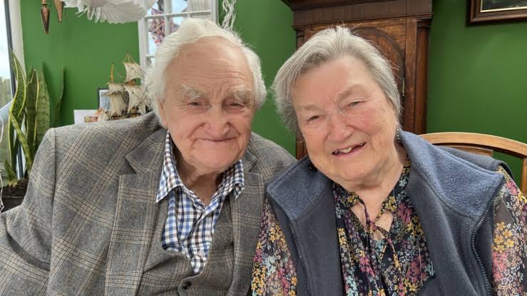 Couple in their 90s share secret to 70 years of marriage - BBC