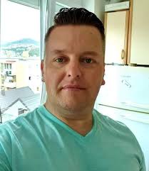 Semir!! Koliko dobrote ,iskrenosti ,nepokvarenosti je bilo u tom biću.  Prijatelju prerano si nas napustio ,ali bila je čast imati te za  sugrađanina. Neka su ti široka polja nekog boljeg svijeta,široka kao