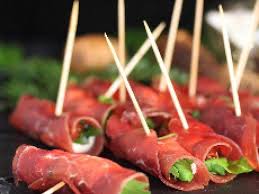 Petits Rouleaux De Bresaola Pour Un Aperitif Leger Recette Ptitchef Recette Recettes De Cuisine Idee Repas Italien Repas Italien