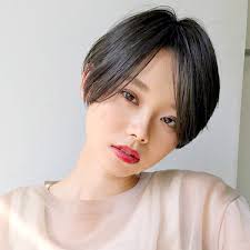 ノンパーマ 暗髪がクール 大人に似合うストレートショートヘア マキアオンライン maquia online ショートのヘアスタイル ショートカット かっこいい 髪型 ショート黒髪