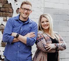 Listen to free online radio stations from all over the world. Entercom Names Gunner Jackson And Cheyenne Davis As New Morning Show Hosts For Kmle Country 107 9 In Phoenix Entercom