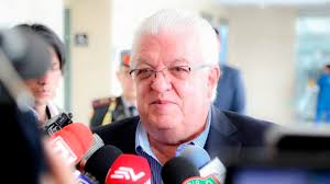 Cordero llama "tres chifladitos" a los militares en retiro que  protagonizaron plantón