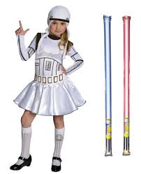 Over the course of the nine core skywalker saga movies (and the greater star wars universe), audiences have tracked a number of different lightsabers. Star Wars Kostume Star Wars Kostume Fur Kinder Stormtrooper Kleid Mit Zwei Kostenlosen Lichtschwertern