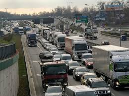 Policja na razie nie podaje, ile osób jechało w samochodzie osobowym. Po Wypadku Na S8 Korek Ma Juz Ponad 10 Km Warszawa W Pigulce