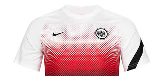 Gesticktes vereinslogo & geflocktes sponsorenlogo: Eintracht Frankfurt 20 21 Aufwarmtrikot Veroffentlicht Nur Fussball
