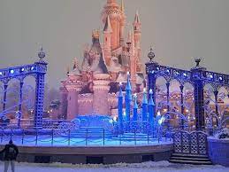 Le Theatre Du Chateau Winter Mode Snow Fantasyland Disneyland Park Disneylandparis 18 Source Disney Fan Disney Paris Disneyland Paris Disneyland Park