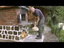 Der Yukon Bertl Baut Einen Brotbackofen Youtube Brot Backen Backen Holzbackofen