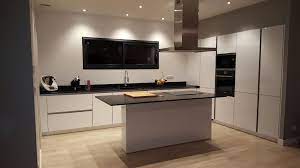 Vous disposerez de divers possibilité d'agencement : Cuisines Blanches Avec Ilot Cuisine Interieur Design Toulouse