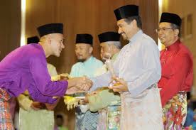 سلطان ميزان زين العابدين ابن المرحوم سلطان محمود المكتفي بالله شاه. Sultan Mizan Bimbang Fitnah Melalui Media Sosial Kian Berleluasa Nasional Berita Harian