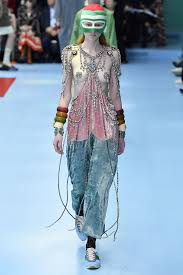 Model unia pakhomova opens up about what it was like to carry a replica of her own head down the fall 2018 gucci runway during milan fashion week. Wtf Just Happened At Gucci