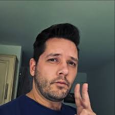 Robert Valles's Instagram, Twitter & Facebook