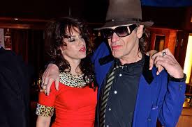 De diva heeft er amper een tournee met het amsterdam sinfonietta opzitten, maar begon begin deze maand alweer aan een nieuw avontuur: Und Dann Stand Da Plotzlich Udo Lindenberg Beim Illustren Doppel Jubilaum