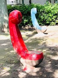 情景師アラーキー on X: 【東京風景】 葛飾区の東京拘置所の近くの公園で、何やら怪しい大人のおもちゃ的デザインのイスを見かけて、二度見！  近づくと電話の受話器！ となりの青電話と伝声管のように遊べる遊具と判明。 これに跨り遊ぶとかエロ過ぎないか心配。 将来 ...