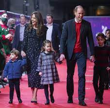 Das britische königshaus veröffentliche aber zwei neue fotos, die ihn beim spielen mit den. Britische Royals Kate Und William Erstmals Mit Allen Drei Kindern Auf Rotem Teppich Welt