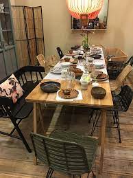 table avec banc et chaises depareillees bois et rotin pour un style boheme chaises depareillees table et chaises decoration salon salle a manger