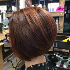 Passé 40 ans, les carrés géométriques aux lignes droites ont tendance à durcir les traits. L Atelier Coiffure By Karuna Et Christelle 021 881 29 93