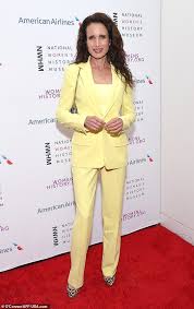— andie macdowell turned 60 in april. Andie Macdowell Tragt Einen Stroh Sonnenhut Als Sie Spaziergange Mit Ihren Hunden In La Wahrend Der Covid 19 Lockdown Aktuelle Boulevard Nachrichten Und Fotogalerien Zu Stars Sternchen