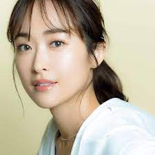 アラフォーがデイリーに使いやすい さりげない光沢仕上がりが増えたツヤ肌ファンデーション スキンケア効果が高いもの ツヤ肌でも持ちのよさをうたったものなど豊富なバリエから選んで ツヤ肌 40代メイク 眉メイク