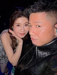 黃天頤-  哈哈，我啱啱過咗九龍塘站落唔到車，因為我喺太子站上車個哥哥仔死唔行入啲，結果我個裙尾夾住咗。我好鎮定等下一個站開門，但原來石硤尾九龍塘樂富都唔係開呢便⋯⋯請問我而家可以點？求救。  #其實架車唔多人#