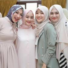 Belajar Tampil Tertutup Intip 10 Potret Gaya Berhijab Dinda Hauw