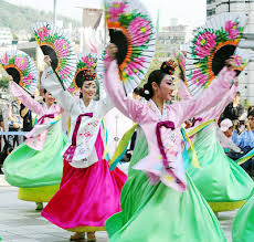 Dancers Perform A Fan Dance At Seoul Station Plaza Ahead Of Chuseok Con Imagenes Corea Del Sur Corea Del Norte Republica De Corea
