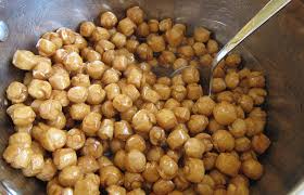 Struffoli is a traditional neopolitan dessert that is mainly comprised of fried dough circles roughly the size of marbles.the name struffoli struffoli can be served at room temperature or sometimes warm. Struffoli