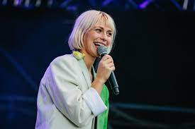 Du findest immer 'ne ausrede / merlot, macht und muse / du weißt, wovon du sprichst / und ich nicht, ist mir recht / du wärst mir nicht überlegen / würdest du. Alli Neumann Wikipedia