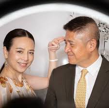 ประวัติ มาดามแป้ง นวลพรรณ ล่ำซํา ไฮโซสาว ทายาทตระกูลล่ำซำ รุ่นที่ 5 (อดีต) ผู้จัดการฟุตบอลหญิงทีมชาติไทย ที่ทั้งสวย ทั้งเก่ง นวลพรรณ ล่ำซํา. 9ar6ppxfagyaum