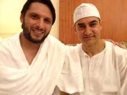 Indian Film Actor Aamir Khan Accompanied His Mother Zeenat Hussain To Mecca To Perform Hajj He Met Pakistani Cricketer Sh Shahid Afridi Aamir Khan Celebrities