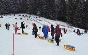The closest train station is brasov, which has direct trains from most major cities in romania. In Poiana Brasov S A Deschis Prima Partie De SÄniuÈ Din ÈarÄ DotatÄ Cu NocturnÄ Èi InzÄpezire ArtificialÄ We Radio Sfantu Gheorghe