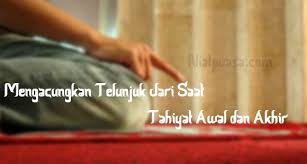Pada tasyahud awal dan akhir, kita ketahui ada dua cara berisyarat dengan tangan kanan yakni, menggenggam semua jari kecuali jari telunjuk yang mengarah ke kiblat, menggenggam jari. Bacaan Tahiyat Awal Dan Akhir Dengan Bahasa Latin Niatpuasa Com