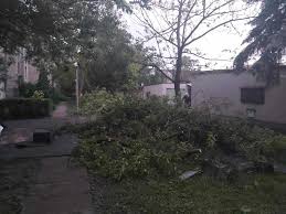 Az időjárási helyzet kedvezett a tornádóknak, hiszem a felhőalap is alacsonyan volt, illetve kellő örvényesség is rendelkezésre állt. Eloben A Tornado Utan Oroshazan Metkep