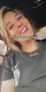 Elizabeth Arnett's Instagram, Twitter & Facebook