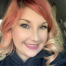 Are there women who resemble me with short curly hair?